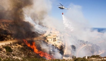 El fuego ha llegado hasta las urbanizaciones de Benitatxell.