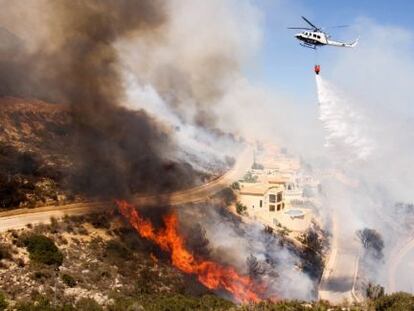 El fuego ha llegado hasta las urbanizaciones de Benitatxell.