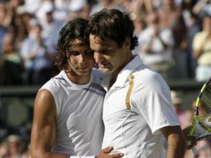 Nadal felicita a Federer, tras ganar Wimbledon 2007.