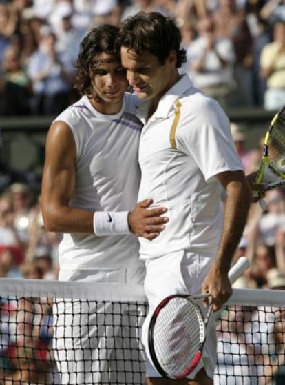 Nadal felicita a Federer, tras ganar Wimbledon 2007.