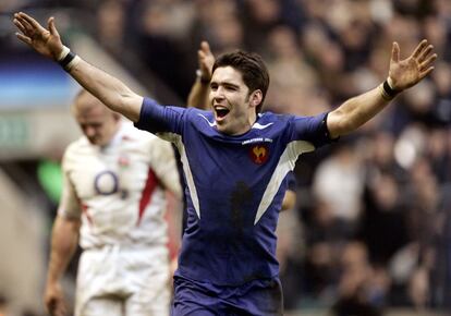 El jugador francés Dimitri Yachvili celebrando su victoria sobre Inglaterra, en el partido de rugby del Torneo de las Seis Naciones, disputado en el estadio Twickenham de Londres.