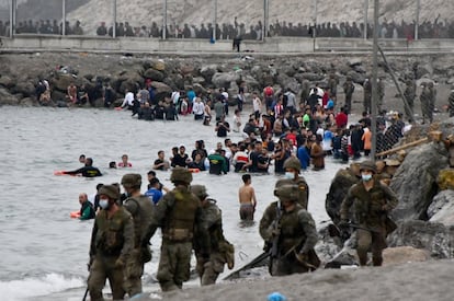 El 18 de mayo de este año, cientos de marroquíes entraron de golpe por la playa fronteriza del Tarajal. En aquel momento, el Ejército español, desplegado para intervenir ante la oleada de llegadas, devolvió en caliente a muchos de estos migrantes, algunos menores.