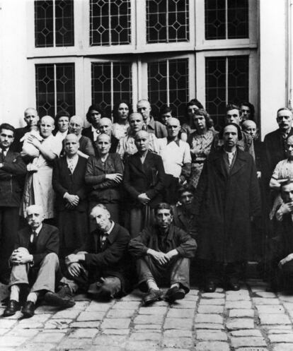 Un grupo de franceses acusados de colaborar con los nazis después de ser rapados. 