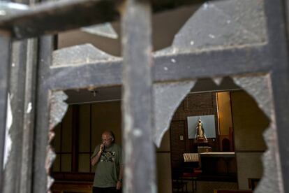 Una ventana rota de la iglesia católica Emmanuel, uno de los templos atacados.