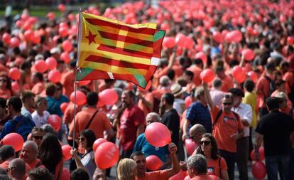 Un manifestante sostiene una estelada junto a una ikurri&ntilde;a en Bilbao.