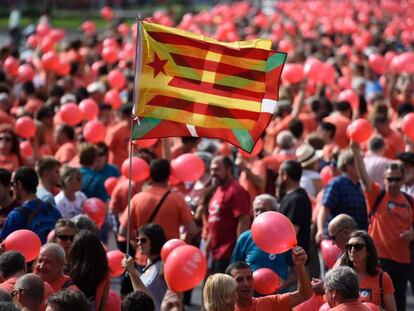 Un manifestante sostiene una estelada junto a una ikurri&ntilde;a en Bilbao.