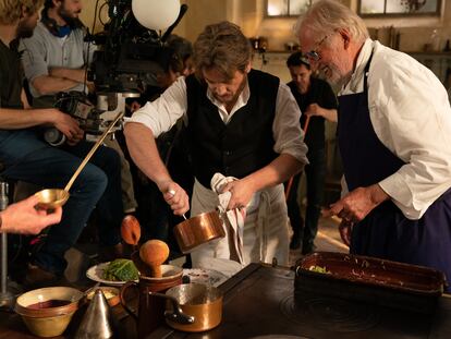 Benoît Magimel y el chef Pierre Gagnaire, director gastronómico de 'A fuego lento', y que también interpreta el papel del 'officier de bouche' del príncipe.