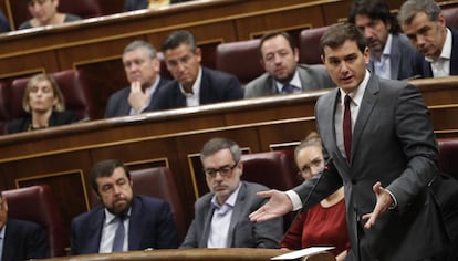 Rivera se dirige a Rajoy durante la sesi&oacute;n de control al Gobierno de este mi&eacute;rcoles.