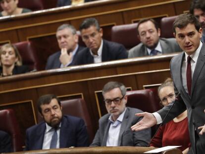 Rivera se dirige a Rajoy durante la sesión de control al Gobierno de este miércoles.