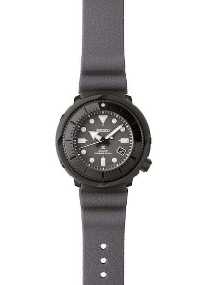 Para los buzos urbanos. La nueva colección Prospex Street Series de Seiko se inspira en los relojes para buzos profesionales, pero presenta un estilo mucho más urbano. Con caja de acero reforzada y unas líneas más modernas, ligeras pero robustas, que combina perfectamente para llevar durante el día en la ciudad o durante actividades al aire libre. Se han utilizado correas de silicona de alta resistencia con textura de piel que pueden soportar entornos difíciles y en tres colores distintos (gris, azul y verde oliva). Además, se incorpora el material de aluminio para expresar una forma más vanguardista. Precio: 420 euros.