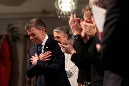 Juan Manuel Santos recibe los aplausos del público tras recibir el premio Nobel de la Paz en una ceremonia en el Ayuntamiento de Oslo.