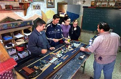 Alumnos en el taller de reciclado del instituto Manuel Alcántara de Málaga.
