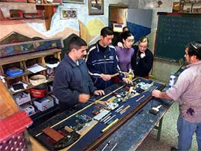Alumnos en el taller de reciclado del instituto Manuel Alcántara de Málaga.