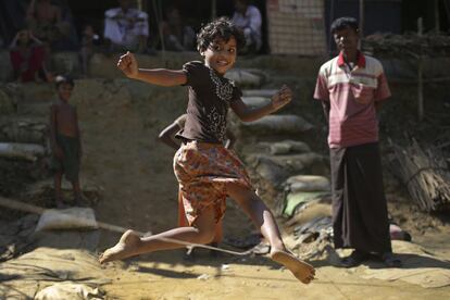 Niños rohingya juegan delante de sus tiendas de campaña en el campo de refugiados de Kutupalong (Bangladés).