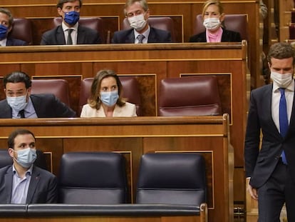 Pablo Casado abandona el hemiciclo, este miércoles.