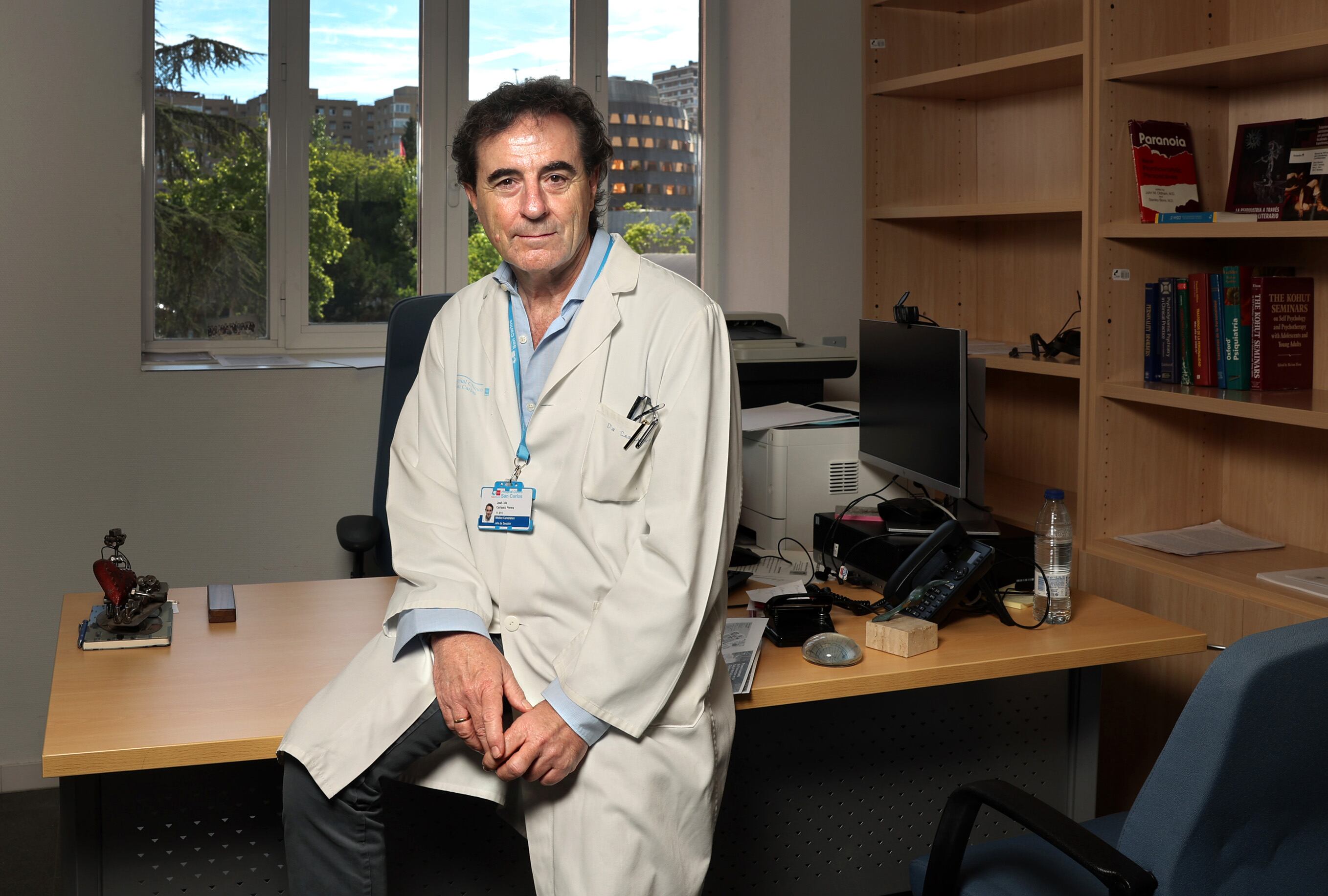 El doctor José Luis Carrasco en el Hospital Clínico San Carlos de Madrid.