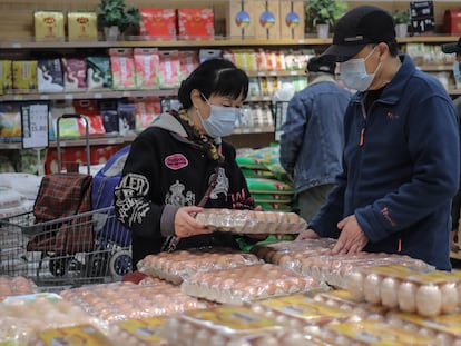 Varias personas compran en un supermercado de Pekín (China), este martes.