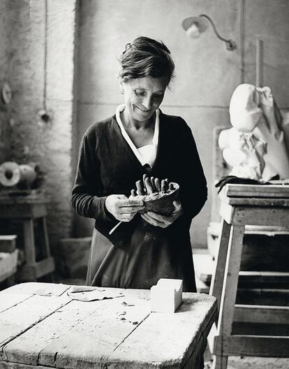 A la derecha, Louise Bourgeois, en el año 1967, contemplando una de sus esculturas, 'Germinal'.