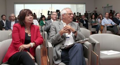 Cristina Narbona, a la izquierda, junto a Josep Borrell en el Congreso de Gobernanza.