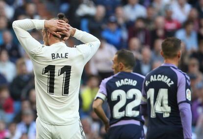 El jugador galés del Real Madrid, Gareth Bale (izquierda), se lamenta después de un fallo a puerta.