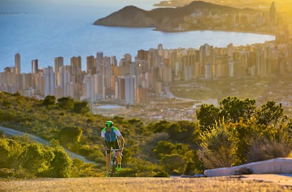 La Sierra Gelada con Benidorm, al fondo.
