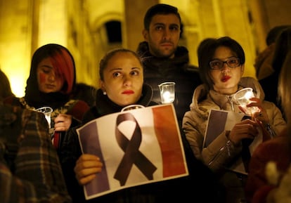 Em Georgia, dezenas de pessoas se reuniram para homenagear as vítimas.