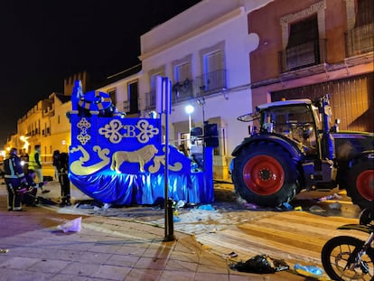 Una mujer ha fallecido este jueves al ser arrolladas por el tractor de una cabalgata de Reyes Magos en la localidad sevillana de Marchena