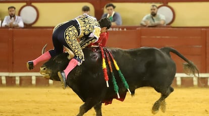 Un momento de la cogida sufrida por Daniel Luque en la plaza de El Puerto.