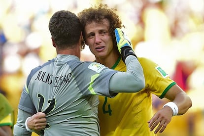 Julio Cesar abraça David Luiz no término dos pênaltis, com o Brasil classificado para as quartas de final.