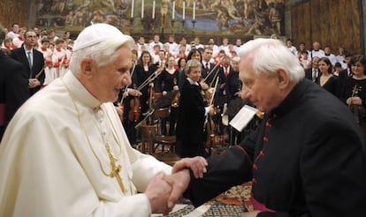 El llavors papa Benet XVI saluda el seu germà Georg davant del cor de Ratisbona al Vaticà el 2009.