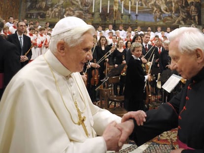 O então papa Bento XVI cumprimenta seu irmão Georg diante do coral de Ratisbona no Vaticano em 2009.
