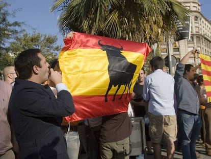 Manifestaci&oacute;n antitaurina convocada por el PACMA ante la Monumental de Barcelona para expresar la protesta ciudadana contra las corridas de toros.