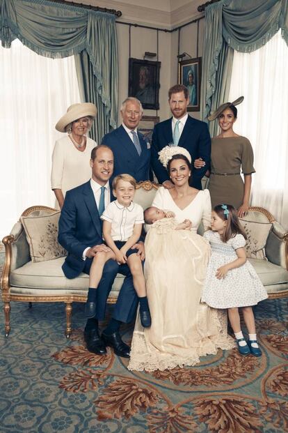 En este retrato oficial tomado en Clarence House en el Palacio de St. James después del bautizo aparecen sentados, de izquierda a derecha, el duque de Cambridge, el príncipe Jorge, el príncipe Luis, la duquesa de Cambridge, la princesa Carlota. De pie, de izquierda a derecha, Camila, duquesa de Cornualles; Carlos, príncipe de Gales; y Enrique y Meghan, duques de Sussex. Los grandes ausentes en la ceremonia fueron Isabel II y su marido, Felipe de Edimburgo.