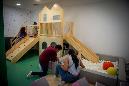 El área de juego infantil está abierta a niños de 0 a 5 años y por las tardes y fines de semana cuenta con la supervisión de una monitora.