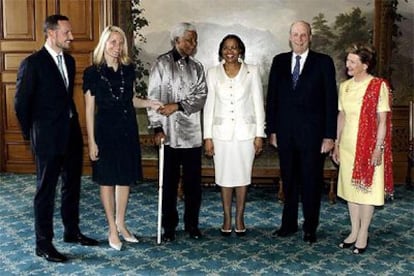 El ex presidente surafricano Nelson Mandela y su esposa, Graça Machel, que están en Noruega para asistir al concierto <i>46664 Artico,</i> visitaron al rey Harald, la reina Sonia (a la derecha de la foto) y los príncipes Haakon y Mette-Marit.