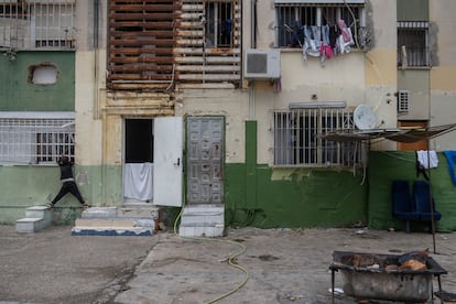 Un niño se asoma a una ventana desde la calle en horario escolar en el Polígono Sur de Sevilla, el pasado jueves.