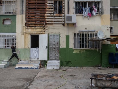 Un niño se asoma a una ventana desde la calle en horario escolar en el Polígono Sur de Sevilla, el pasado jueves.