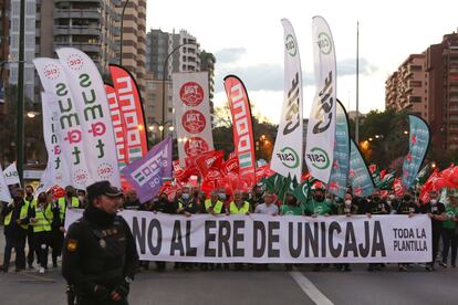 Protesta de los trabajadores de Unicaja contra el ERE, este martes en Málaga.