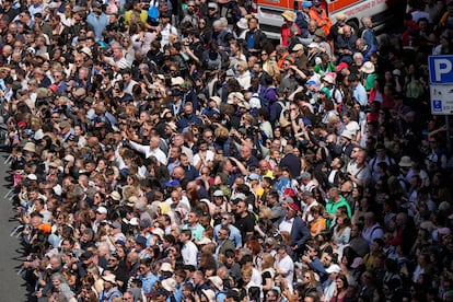 El público se congrega en las calles de Roma para seguir la comitiva fúnebre del papa Francisco. 