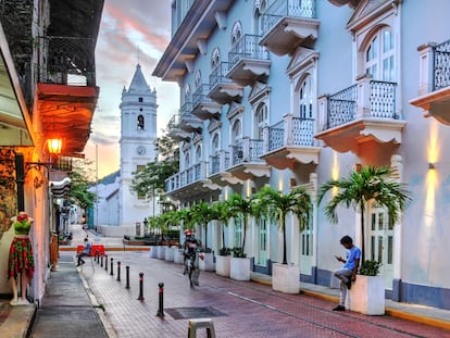 Un atardecer en la avenida Central, en el casco viejo, de Ciudad de Panamá.