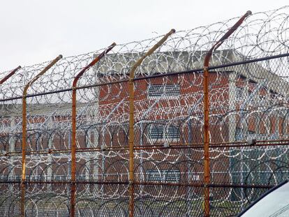 Uno de los pabellones para presos de la cárcel de Rikers Island, situada en una isla del río East, en Nueva York.