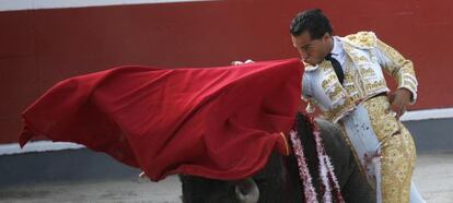 Iván Fandiño ejecuta un pase de pecho durante una corrida de toros en Azpeitia.