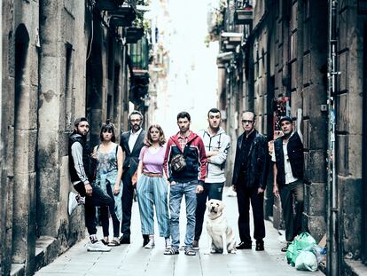 El reparto de 'Carrer Robadors', incluida la perra 'Ona', en la calle del título en el Raval barcelonés.