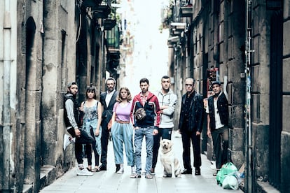 El reparto de 'Carrer Robadors', incluida la perra 'Ona', en la calle del título en el Raval barcelonés.