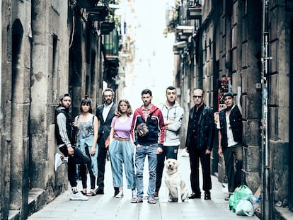 El reparto de 'Carrer Robadors', incluida la perra 'Ona', en la calle del título en el Raval barcelonés.