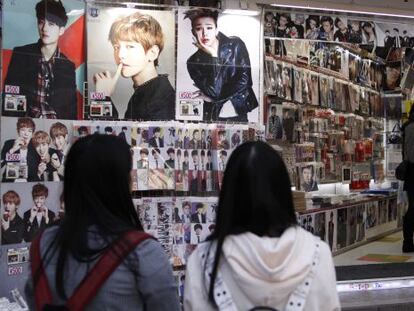 Jóvenes tokiotas en una tienda especializada en 'merchandising' de música K-pop, en el barrio de Shin Okubo.