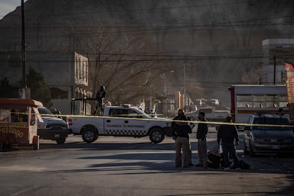 Agentes de la Guardia Nacional y el Servicio Médico Forense acudieron a la Colonia Anapra tras hallarse el cuerpo de una persona sin vida, esta semana.