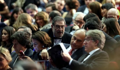 Enrique González Macho, sentado en el patio de butacas momentos antes de comenzar la ceremonia de entrega de los Premios Goya 2014.