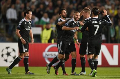 Karim Benzema es felicitado por sus compañeros de equipo después de marcar el gol de la victoria durante el partido de UEFA Champions League.