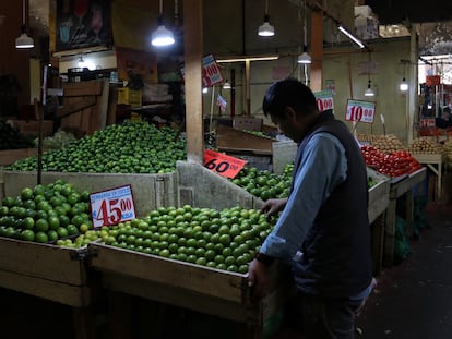 Un vendedor de frutas observa su mercadería en Michoacan, México, el 22 de marzo de 2022.